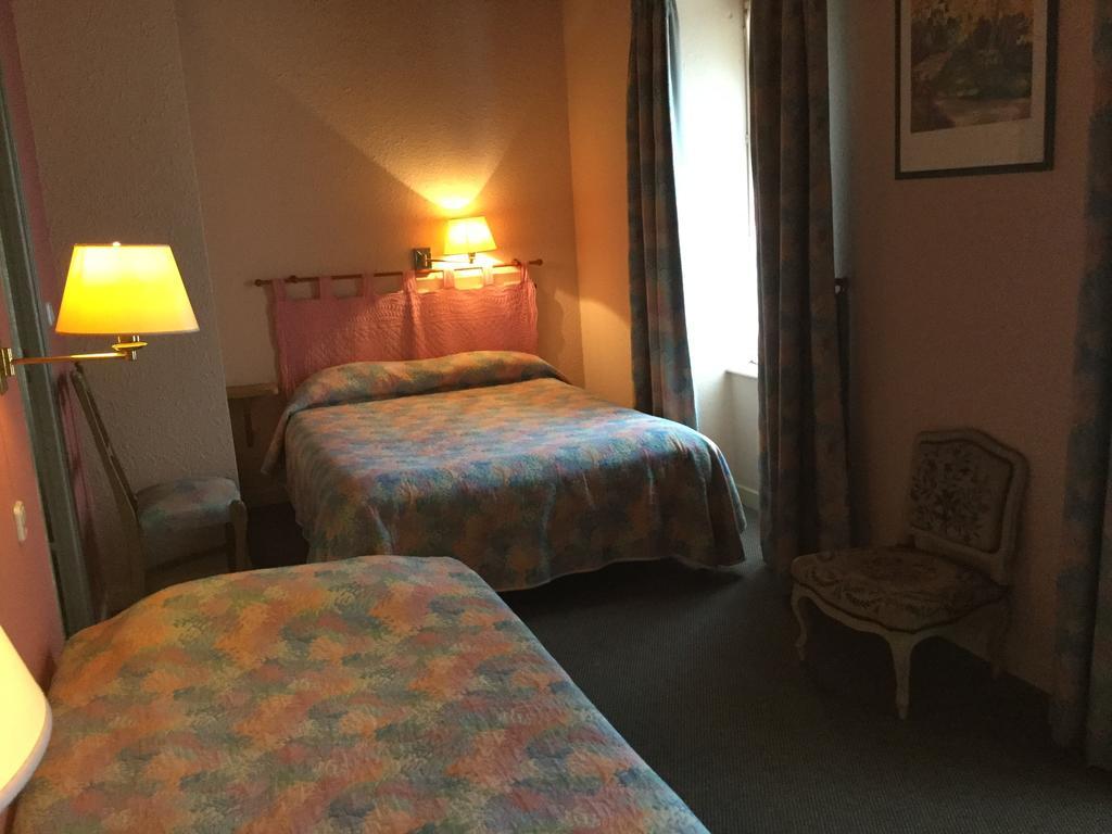 La Fleur De Lys Hotel Cormatin Bagian luar foto