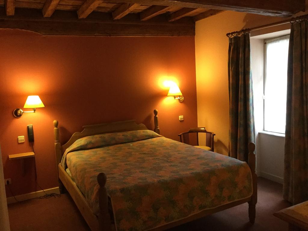 La Fleur De Lys Hotel Cormatin Bagian luar foto
