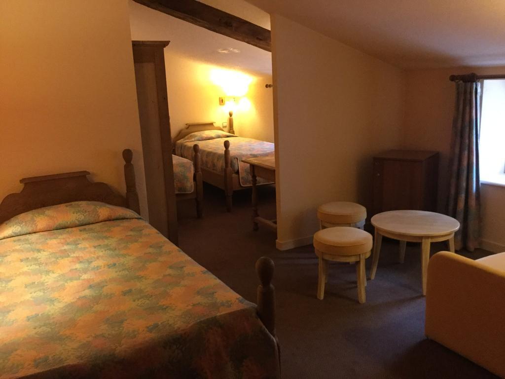 La Fleur De Lys Hotel Cormatin Bagian luar foto
