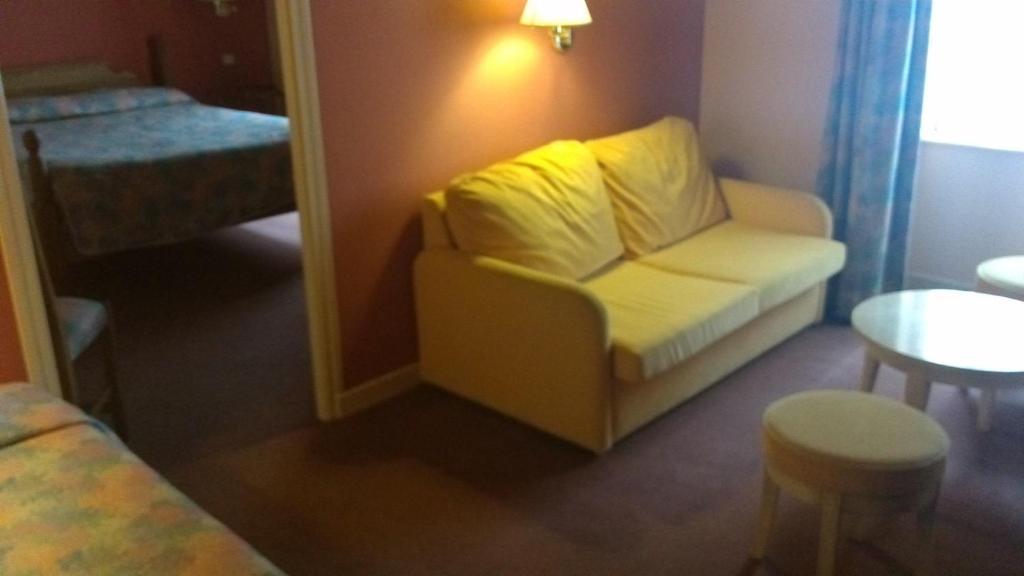 La Fleur De Lys Hotel Cormatin Ruang foto