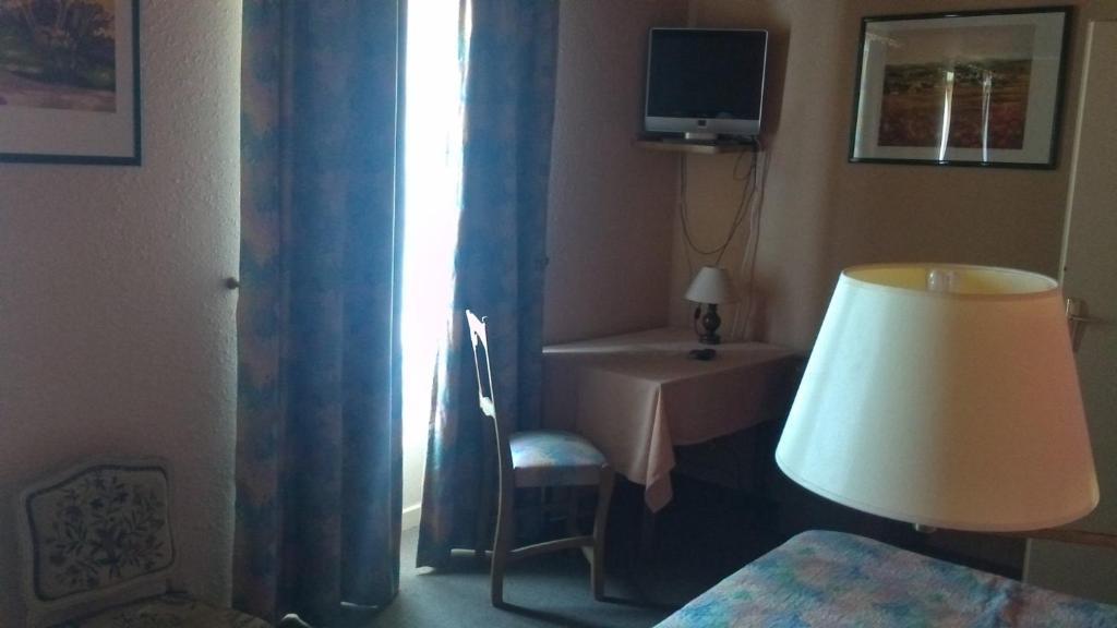 La Fleur De Lys Hotel Cormatin Bagian luar foto